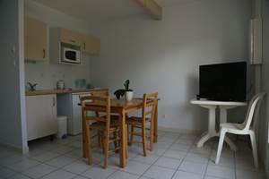 Kitchenette dans une maisonnette en location de l'hôtel résidence les alizés sur l'île d'Oléron
