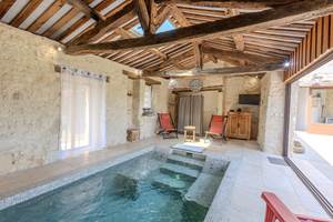 Piscine intérieure balnéo-spa de nage-chauffée toute l'année à 35° près de Sarlat