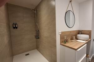 salle-de-bain-chambre-bleue-douche-italienne-montblanc