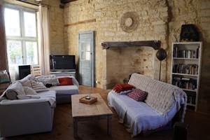 Espace salon-cuisine de l'aile Renaissance : profitez d'une totale autonomie dans un cadre historique d'exception au Château de Saint-Chamarand