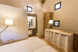 ColombierChateauMedievalJuraGiteInsoliteHautdeGamme-chambre