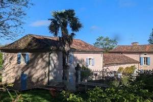 La Maison Joyeuse à l'avant de la chartreuse