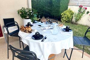 petit-dejeuner-exterieur-viennoiseries-cafe-jardin_mas-des-anges_soussans-margaux