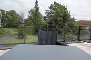 Terrasse privative avec vue sur parc.