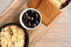 Exemple de dessert : Le crumble aux pommes / fraises du jardin avec ses Carrés de Salers