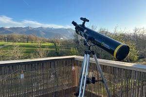 Télescope installé pour observer les étoiles à la nuit tombée