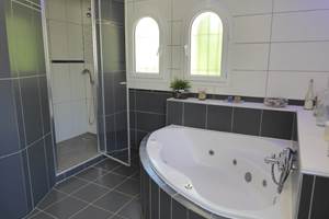 Chambre supérieure baignoire et douche