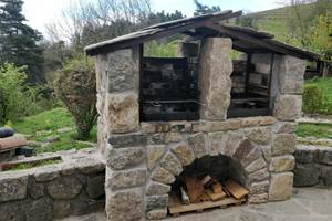 Grand barbecue en pierre double foyer