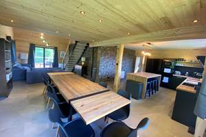 Grande table a manger ouvert sur le salon