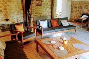 Au gîte Rocamadour, salon, qui allie charme des vieilles pierres, du bois et de l'authenticité.