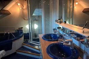 Salle de bains avec douche et baignoire