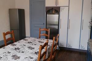 Cuisine équipée : four, micro-ondes, lave-vaisselle, 2 réfrigérateurs, congélateurs, tassimo etc.