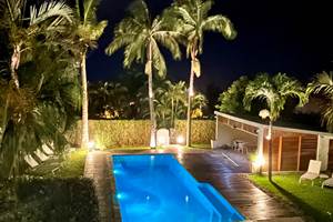 La villa des cannes - piscine de nuit - vue de haut