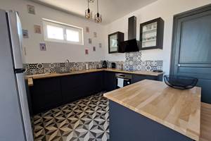 Cuisine équipée moderne du gîte Le Ramonetage.