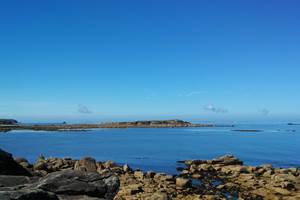 À seulement 150 m des Chalets de Kerescar à Plouarzel, l’île Ségal offre une superbe vue mer idéale pour les balades en Bretagne