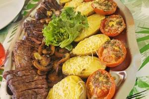 Plat de magret accompagné de ses pommes de terre du Gré du vent et ses tomates à la provençales