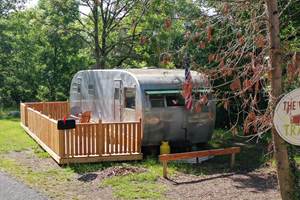 camping-la-perle-creuse-caravaneUS-Hollywood-2personnes-extérieur