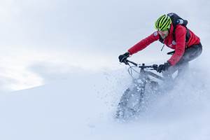 Descente dans la neige fraiche en VTT fatbike (Credit : C. Lauzier)