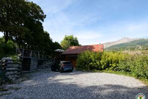 Grand parking au pied du Gîte