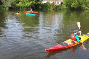Une balade en famille les parents en kayak de mer, les enfants en kayak de rivière