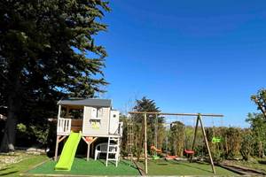 Logis-Les-Trois-Moulins-Ile-de-Ré-espace-enfant-Cabane-Balançoire