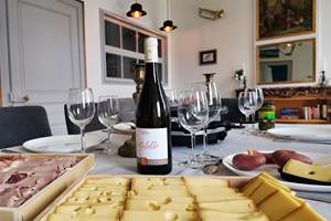 Raclette traditionnelle ???? – Saveurs montagnardes au Manoir du Colombier  Dégustez un plateau raclette gourmand , composé de fromage fondant à volonté , de charcuteries fines et de pain croustillant , accompagné d'un vin blanc Molette Mollex . Une expérience savoureuse au cœur du Bugey .  18€/personne – Minimum 2 personnes