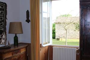 Chambre à lit double, vue sur le jardin privatif