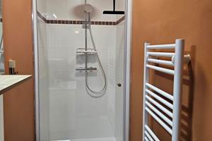 Le Quai d'Neuf — Gîte de groupe en Creuse (15 personnes) - Salle de douche à l'étage