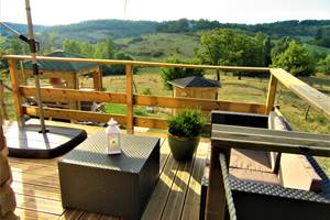 chalet cocooning avec coin repas, salle de bain et toilettes