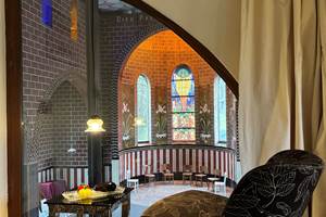 Vue d'une chambre sur la salle