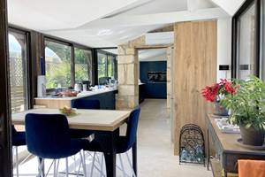 Domaine La Buissière "La Maison" Entrée coté cuisine et cuisine d'été