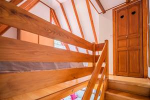 Escalier qui monte à la chambre et à la salle d'eau