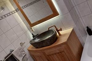 Salle de bain: 1 douche, 1 baignoire, 1 lavabo.