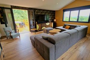 Le salon avec accès vers la terrasse bois