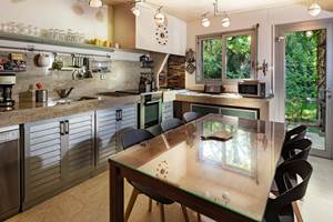 Cuisine donnant sur les 2 salles à manger