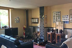 Le salon, spacieux, confortable et chauffé au bois