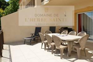 Terrasse gîte Artémisia éclairage extérieur store ban escalier accès piscine terrasse barbecue + mobilier