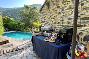 Petit-déjeuner vue piscine