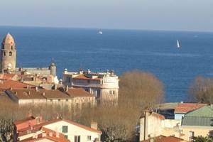 Vue de l'hôtel et des chambres avec balcon vue Collioure et mer