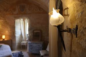 Le prestige de l'histoire : séjournez dans une chambre d'hôte authentique au Château de Saint-Chamarand.