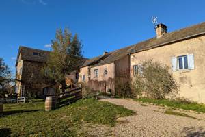 maison-hotes-ferme-renovee-exterieur-nature-centres-aveyron-saisonnee.jpg