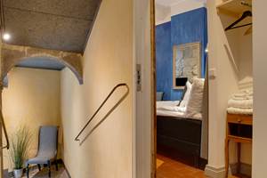 Brescou room entrance1