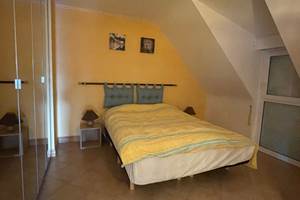 chambre_grand_lit_maison_vacances_amis_baden_bretagne_sud