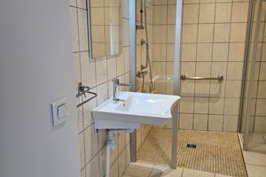 Le Quai d'Neuf — Gîte de groupe en Creuse (15 personnes) - 2ème salon - Salle de douche RDC accessible PMR