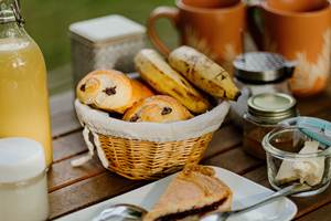 Petit déjeuner copieux servi sur votre terrasse