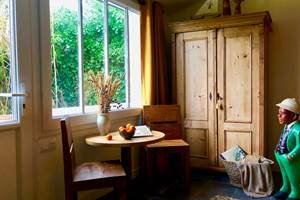 2-chambre-jaune-vue-jardin