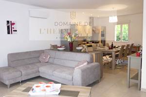 Cuisine Séjour du Gîte Artémisia fenêtre côté cours