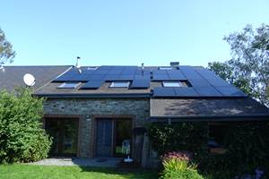 pignon arrière du gîte 1 avec panneaux solaires