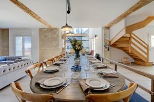Table pour 18 personnes dans  La Grange A Porteau - Domaine des Cyclamens