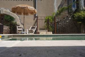 Piscine extérieure chauffée entourée d’oliviers centenaires dans une résidence privée
